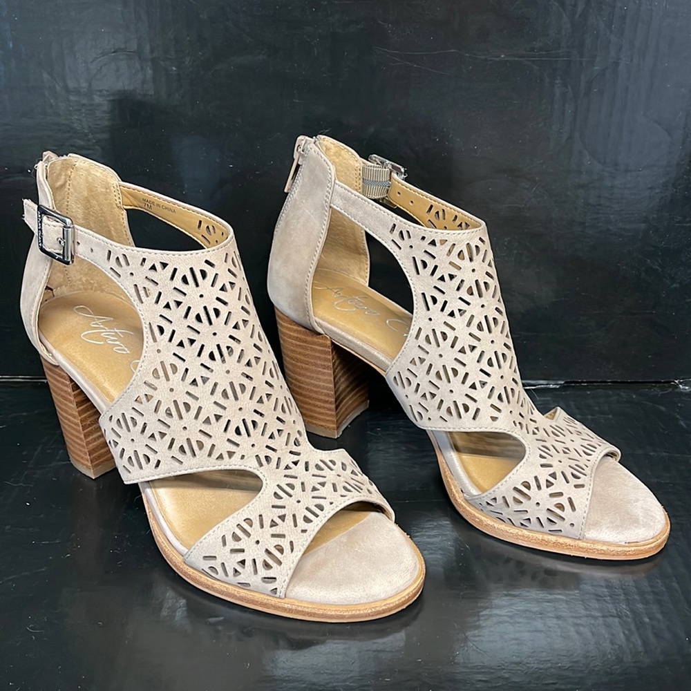 Women's Arturo Chiang Edythe Cut Out Block Heels